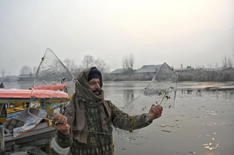 Intense cold wave sweeps J&K; Zojila coldest at minus 30 °C